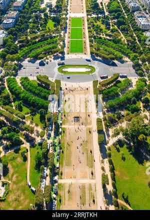 Pelouses dans le parc sur le champ de Mars à Paris, vue d'en haut Banque D'Images