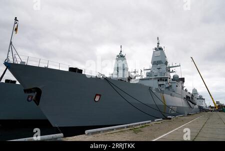 Riga, Lettonie. 08 septembre 2023. Frégate allemande Hambourg est dans le port de Riga. La manœuvre des côtes du Nord est un exercice de la marine allemande conçu pour promouvoir la coopération entre les pays de la région de la mer Baltique. Quatorze pays participent à l'exercice, dont l'Italie, la France, le Canada et les États-Unis. Crédit : Roman Koksarov/dpa/Alamy Live News Banque D'Images