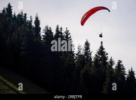 220808 -- XINJIANG, 8 août 2022 -- Chen Ruifeng glisse dans le ciel dans le comté de Jimsar, dans la région autonome ouïgoure du Xinjiang, au nord-ouest de la Chine, le 21 mai 2022. Né au Xinjiang, Chen Ruifeng, 52 ans, est un amateur de parapente. Il dit qu'il a envie d'avoir ses propres ailes quand le parapente s'ouvre. En 2016, Chen Ruifeng commence à pratiquer le parapente. Plus tard, il a rejoint un club local et a reçu son certificat de pilotage après la formation. Passionné de plein air, il s’engage également dans le Trail running, l’alpinisme et l’escalade sur glace. Selon lui, le terrain unique du Xinjiang, comme les montagnes, s Banque D'Images