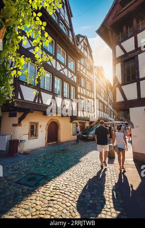 Cafés sur la rue de Strasbourg le matin, France Banque D'Images