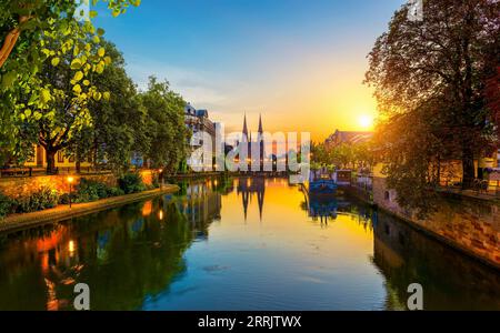 L'Église réformée de saint Paul à Strasbourg au lever du soleil, France Banque D'Images