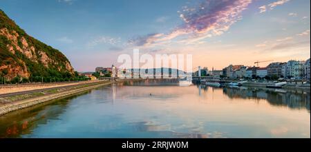 Vue sur le pont Elizabeth et Budavari palace le Danube à Budapest au coucher du soleil Banque D'Images