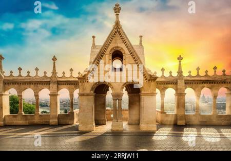 Vue sur Budapest du Bastion de pêche au lever du soleil Banque D'Images