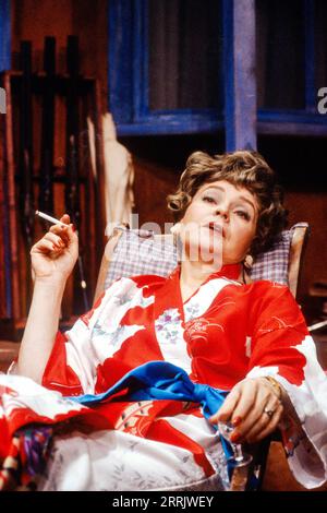 Prunella Scales (Iris Corliss) dans SOME SINGING BLOOD de Heidi Thomas au Theatre Upstairs, Royal court Theatre, Londres SW1 27/03/1992 design : Fotini Dimou éclairage : Stephen Watson réalisateur : Jules Wright Banque D'Images