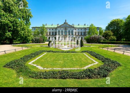 Varsovie, Palais de Krasinski avec de l'herbe verte dans le parc de Varsovie Banque D'Images