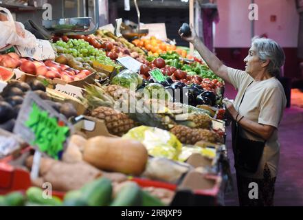 220812 -- MADRID, le 12 août 2022 -- Une femme fait ses courses dans un marché de Madrid, en Espagne, le 12 août 2022. Le taux d inflation de l Espagne a grimpé à 10,8 pour cent en juillet, le plus haut en 38 ans, selon les données publiées vendredi par l Institut espagnol de statistique INE. Photo de /Xinhua SPAIN-MADRID-INFLATION GustavoxValiente PUBLICATIONxNOTxINxCHN Banque D'Images