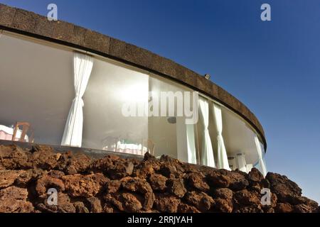 Lanzarote, Îles Canaries, Espagne - 21 mars 2023 : Restaurant El Diablo dans le parc national de Timanfaya avec une vue panoramique sur le paysage volcanique. Banque D'Images