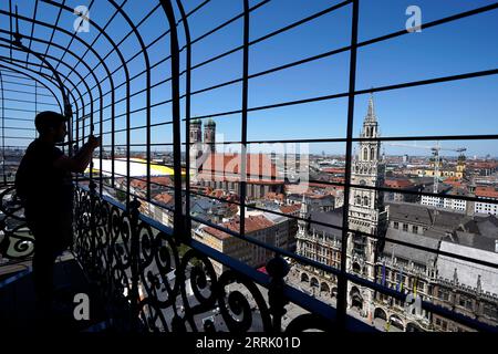 Allemagne, Bavière, Munich, Vieille ville, jeune homme photographié du Vieux Pierre, silhouette, Marienplatz, nouvel hôtel de ville, Frauenkirche Banque D'Images