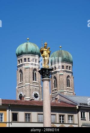 Allemagne, Bavière, Munich, Vieille ville, St. Mary's Square, St. Colonne de Marie, église notre-Dame, tours de Dame Banque D'Images