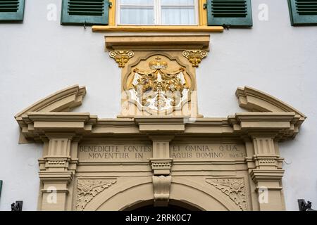 Bad Imnau est situé dans l'Eyachtal et était une station thermale jusqu'au début de 2022. Armoiries de l'alliance princière avec l'année 1733, Haigerloch, Allemagne Banque D'Images