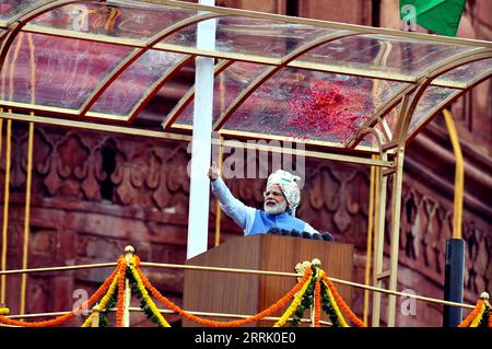 220815 -- NEW DELHI, le 15 août 2022 -- le Premier ministre indien Narendra Modi s'adresse à la nation depuis le rempart de l'historique fort rouge à l'occasion du jour de l'indépendance de l'Inde à Delhi, en Inde, le 15 août 2022. Str/Xinhua INDIA-FÊTE DE L'INDÉPENDANCE Stringer PUBLICATIONxNOTxINxCHN Banque D'Images