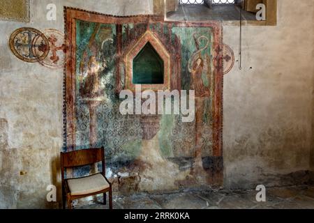 La Marienkirche luthérienne à Reutlingen - Bronnweiler est une église romane, reconstruite en style gothique. Niche du sacrement, tabernacle sur le mur nord dans le chœur, Reutlingen, Allemagne Banque D'Images