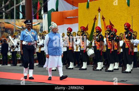 220815 -- NEW DELHI, le 15 août 2022 -- le Premier ministre indien Narendra Modi inspecte la garde d honneur militaire après son arrivée au fort rouge historique à l occasion du jour de l indépendance de l Inde à Delhi, en Inde, le 15 août 2022. Str/Xinhua INDIA-FÊTE DE L'INDÉPENDANCE Stringer PUBLICATIONxNOTxINxCHN Banque D'Images