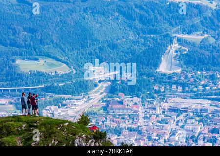 Innsbruck, vue de la région de Seegrube de la chaîne de montagnes Nordkette (Inntalkette) à la ville d'Innsbruck, randonneur, saut à ski Bergisel dans la région d'Innsbruck, Tyrol, Autriche Banque D'Images