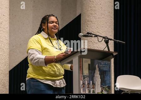 220816 -- DALLAS, 16 août 2022 -- Un lycéen local lit un poème en mémoire de femmes de réconfort lors d'une veillée aux chandelles à Thanksgiving Square à Dallas, Texas, États-Unis, le 14 août 2022. Des événements commémoratifs, dont une projection de film, une exposition d’art, une marche pour la paix et la justice et une veillée aux chandelles, ont eu lieu dimanche pour marquer la sixième Journée internationale de commémoration des femmes de réconfort à Dallas. POUR ALLER AVEC le film : Histoire inachevée, douleur inoubliable des femmes de réconfort de la Seconde Guerre mondiale photo par Xin Jin/Xinhua U.S.-TEXAS-DALLAS- FEMMES DE RÉCONFORT -SIXIÈME JOURNÉE COMMÉMORATIVE INTERNATIONALE Banque D'Images