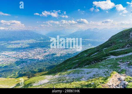 Innsbruck, vue de la chaîne de montagnes Nordkette (Inntalkette) à la ville d'Innsbruck, moutons dans la région d'Innsbruck, Tyrol, Autriche Banque D'Images