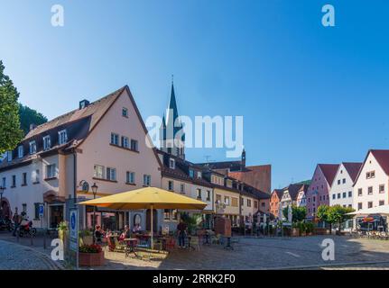 Gemünden am main, place Marktplatz, église St. Peter und Paul en Basse-Franconie, Bavière, Allemagne Banque D'Images