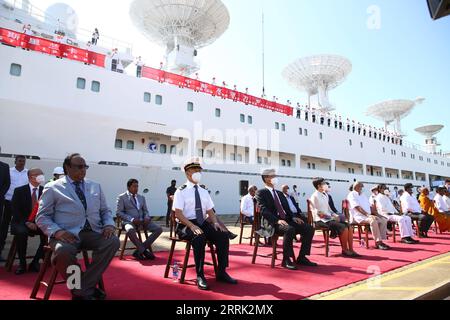 220817 -- COLOMBO, le 17 août 2022 -- l'ambassadeur de Chine au Sri Lanka, Qi Zhenhong 3rd L, front et capitaine du Yuanwang-5 Zhang Hongwang 2nd L, front assistent à la cérémonie d'accueil du navire chinois de suivi spatial Yuanwang-5 au port international Hambantota à Hambantota, Sri Lanka, le 16 août 2022. Le navire chinois de suivi spatial Yuanwang-5 a accosté au port international de Hambantota du Sri Lanka à des fins de réapprovisionnement. L’ambassadeur de Chine au Sri Lanka, Qi Zhenhong, des représentants du gouvernement sri-lankais et des représentants des entreprises chinoises ont accueilli le navire à l’embarcadère mardi. SRI LANKA- Banque D'Images