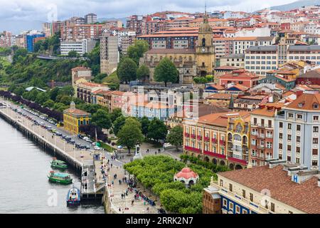 Vue sur la rivière Nervion, le front de mer de Portugalete, Orube Plaza et la Basilique de Santa Maria. Jour couvert. Portugalete, Biscaye, Espagne Banque D'Images