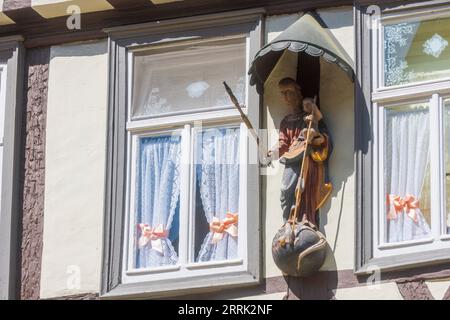 Karlstadt, rue Hauptstraße, maisons à colombages, statue de la Vierge Marie avec l'enfant sur la façade en Basse-Franconie, Bavière, Allemagne Banque D'Images