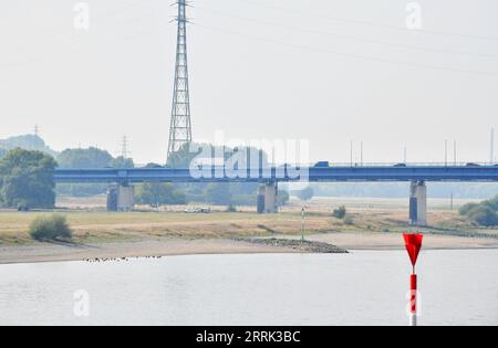 220818 -- BERLIN, 18 août 2022 -- la photo prise le 17 août 2022 montre le Rhin à Duisbourg, en Allemagne. Le niveau de l'eau du Rhin a baissé en raison de la température élevée et de la sécheresse. ALLEMAGNE-RHIN-NIVEAU D'EAU RenxPengfei PUBLICATIONxNOTxINxCHN Banque D'Images