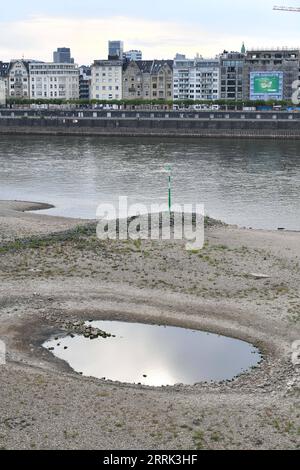 220818 -- BERLIN, 18 août 2022 -- la photo prise le 17 août 2022 montre le Rhin à Dusseldorf, Allemagne. Le niveau de l'eau du Rhin a baissé en raison de la température élevée et de la sécheresse. ALLEMAGNE-RHIN-NIVEAU D'EAU RenxPengfei PUBLICATIONxNOTxINxCHN Banque D'Images