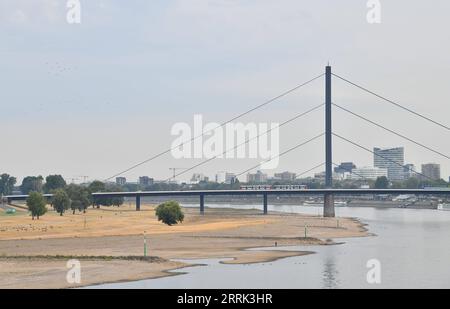 220818 -- BERLIN, 18 août 2022 -- la photo prise le 17 août 2022 montre le Rhin à Dusseldorf, Allemagne. Le niveau de l'eau du Rhin a baissé en raison de la température élevée et de la sécheresse. ALLEMAGNE-RHIN-NIVEAU D'EAU RenxPengfei PUBLICATIONxNOTxINxCHN Banque D'Images