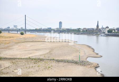 220818 -- BERLIN, 18 août 2022 -- la photo prise le 17 août 2022 montre le Rhin à Dusseldorf, Allemagne. Le niveau de l'eau du Rhin a baissé en raison de la température élevée et de la sécheresse. ALLEMAGNE-RHIN-NIVEAU D'EAU RenxPengfei PUBLICATIONxNOTxINxCHN Banque D'Images