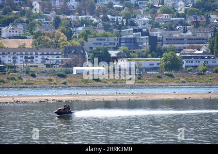 220818 -- BERLIN, le 18 août 2022 -- Un bateau à moteur navigue sur le Rhin à Ruedesheim, Allemagne, le 16 août 2022. Le niveau de l'eau du Rhin a baissé en raison de la température élevée et de la sécheresse. ALLEMAGNE-RHIN-NIVEAU D'EAU RenxPengfei PUBLICATIONxNOTxINxCHN Banque D'Images