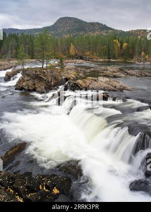 Cascade près de Namskogan, Norvège Banque D'Images