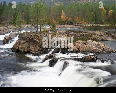 Cascade près de Namskogan, Norvège Banque D'Images