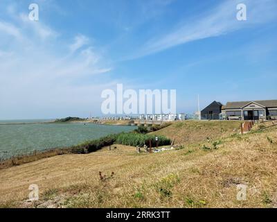 220818 -- AMSTERDAM, 18 août 2022 -- une photo prise le 16 août 2022 montre une section de l'Afsluitdijk, un barrage séparant le lac Ijsselmeer et la mer des Wadden, aux pays-Bas. La sécheresse persistante aux pays-Bas a rendu de plus en plus difficile de répondre à la demande néerlandaise en eau dans de plus en plus de régions, malgré les précipitations actuelles et les mesures d'économie d'eau prises par le gouvernement. Dans le cadre des mesures de soulagement de la sécheresse, les écluses d’Afsluitdijk ont été fermées pour maintenir le niveau d’eau de l’Ijsselmeer, le plus grand lac du pays, aussi haut que possible, depuis une grande partie du N. Banque D'Images