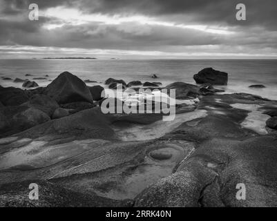 Nuages sombres sur la plage d'Uttakleiv, Lofoten, Norvège Banque D'Images