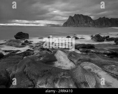 Nuages sombres sur la plage d'Uttakleiv, Lofoten, Norvège Banque D'Images