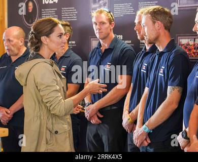 Le Princess of Wales parle aux membres de l'équipage lors d'une visite à la station d'embarcations de sauvetage RNLI à St Davids, Haverfordwest, Pembrokeshire, ouest du pays de Galles. Date de la photo : Vendredi 8 septembre 2023. Banque D'Images