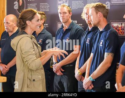 Le Princess of Wales parle aux membres de l'équipage lors d'une visite à la station d'embarcations de sauvetage RNLI à St Davids, Haverfordwest, Pembrokeshire, ouest du pays de Galles. Date de la photo : Vendredi 8 septembre 2023. Banque D'Images