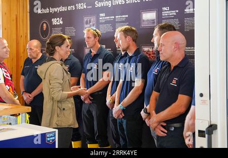 Le Princess of Wales parle aux membres de l'équipage lors d'une visite à la station d'embarcations de sauvetage RNLI à St Davids, Haverfordwest, Pembrokeshire, ouest du pays de Galles. Date de la photo : Vendredi 8 septembre 2023. Banque D'Images