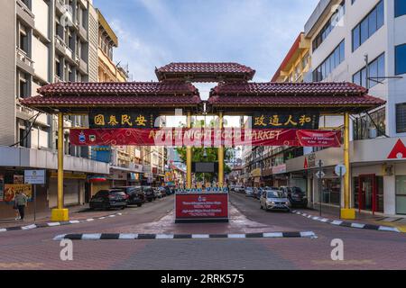 31 août 2023 : porte d'entrée de la rue Gaya. C'est une zone de marché de rue dimanche à Kota Kinabalu, Sabah, Malaisie, et connu comme le Chinatown de Saba Banque D'Images