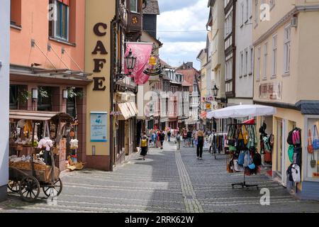 Marburg, Hesse, Allemagne - vieille ville, zone piétonne dans la ville haute, magasins à Wettergasse. Banque D'Images