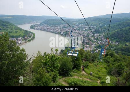 Boppard, Rhénanie-Palatinat, Allemagne - Paysage rhénan près de Boppard. Le télésiège Boppard est un télésiège biplace de 915 mètres de long construit en 1954. Sa destination est le point de vue Vierseenblick au-dessus de la ville de Boppard sur le Rhin moyen à l'ouest du vignoble de Bopparder Hamm. Banque D'Images