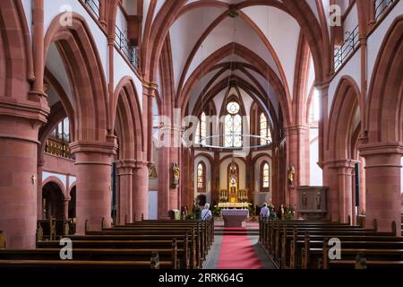 Amöneburg, Hesse, Allemagne - Église catholique Amöneburg. St. Jean le Baptiste. Amöneburg est une petite ville dans le quartier central de Hesse de Marburg-Biedenkopf. Il est situé sur la haute montagne de 365 m Amöneburg avec le château Amöneburg au sommet. Banque D'Images