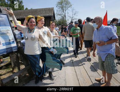 220820 -- RICHMOND, le 20 août 2022 -- des artistes habillés en sirènes posent pour des photos lors du 19e Festival maritime annuel de Richmond à Richmond, Colombie-Britannique, Canada, le 20 août 2022. Photo de /Xinhua CANADA-RICHMOND-MARITIME FESTIVAL LiangxSen PUBLICATIONxNOTxINxCHN Banque D'Images