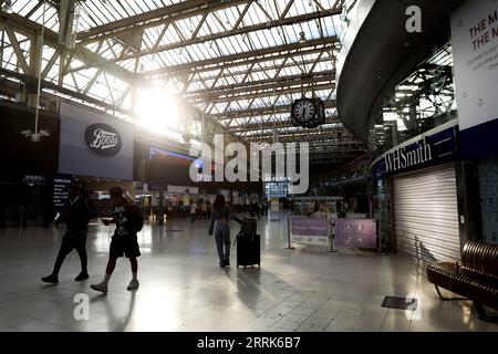 220821 -- LONDRES, le 21 août 2022 -- des gens marchent à la gare Waterloo, à Londres, en Grande-Bretagne, le 20 août 2022. Cet été, alors que de nombreux Britanniques ont opté pour une escapade et que les hubs de transport à travers le Royaume-Uni étaient déjà sous pression, une autre série de grèves a plongé les transports publics dans le chaos cette semaine. Plus de 50 000 travailleurs des réseaux ferroviaires, de métro et de bus ont fait grève pour des raisons de salaire et de conditions de travail de jeudi jusque dans le week-end. Il est conseillé aux passagers de voyager uniquement en train si nécessaire. POUR ALLER AVEC la fonctionnalité : les plans de voyage ont été perturbés au Royaume-Uni car les grèves amènent le transport à h. Banque D'Images