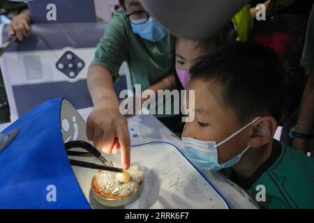 220821 -- BEIJING, 21 août 2022 -- les visiteurs découvrent le fonctionnement d'un robot chirurgical lors de la World robot Conference WRC 2022 à Beijing, capitale de la Chine, le 19 août 2022. Plus de 500 ensembles de robots de 130 entreprises ont été exposés à la World robot Conference WRC 2022 à Pékin, parmi lesquels plus de 30 ont fait leurs débuts mondiaux. L’événement, qui se tient du 18 au 21 août, comprend trois événements majeurs, dont un forum, une expo et une compétition. CHINE-PÉKIN-MONDE ROBOT CONFERENCE-ROBOTS CN JUXHUANZONG PUBLICATIONXNOTXINXCHN Banque D'Images