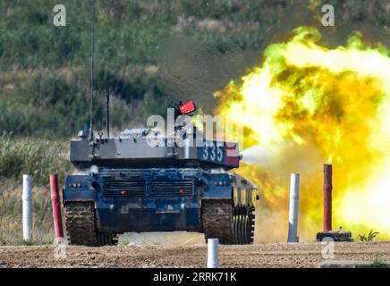 220822 -- MOSCOU, le 22 août 2022 -- l'équipe chinoise participe au biathlon de chars des Jeux internationaux de l'Armée 2022 sur le terrain d'entraînement d'Alabino dans la région de Moscou, en Russie, le 21 août 2022. Les singles de biathlon de char aux Jeux internationaux de l'Armée 2022 se sont terminés dimanche dans une banlieue de Moscou, avec l'équipe chinoise entrant en demi-finale. L'équipe chinoise s'est classée deuxième en termes de performance globale après avoir terminé tous les singles. Photo de /Xinhua RUSSIA-MOSCOW-TANK BIATHLON-CHINESE TEAM AlexanderxZemlianichenkoxJr PUBLICATIONxNOTxINxCHN Banque D'Images