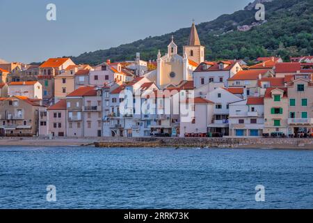 Croatie, baie de Kvarner, comté de Primorje Gorski Kotar, île de Krk, vue sur Baska, station touristique sur la mer Adriatique Banque D'Images