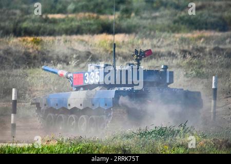 220822 -- MOSCOU, le 22 août 2022 -- l'équipe chinoise participe au biathlon de chars des Jeux internationaux de l'Armée 2022 sur le terrain d'entraînement d'Alabino dans la région de Moscou, en Russie, le 21 août 2022. Les singles de biathlon de char aux Jeux internationaux de l'Armée 2022 se sont terminés dimanche dans une banlieue de Moscou, avec l'équipe chinoise entrant en demi-finale. L'équipe chinoise s'est classée deuxième en termes de performance globale après avoir terminé tous les singles. Photo de /Xinhua RUSSIA-MOSCOW-TANK BIATHLON-CHINESE TEAM AlexanderxZemlianichenkoxJr PUBLICATIONxNOTxINxCHN Banque D'Images