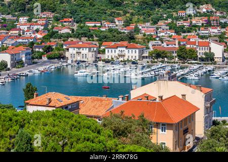 Europe, Croatie, comté de Primorje-Gorski Kotar, île de Rab, port de plaisance de la ville de Rab Banque D'Images