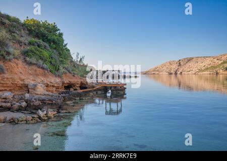 Europe, Croatie, Comté de Primorje-Gorski Kotar, île de Rab, Plaza Pudarica, la baie et la plage de Pudarica, l'une des plages les plus célèbres de l'île de Rab Banque D'Images