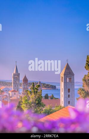 Europe, Croatie, comté de Primorje-Gorski Kotar, île de Rab, vue sur la vieille ville de Rab avec les clochers caractéristiques Banque D'Images